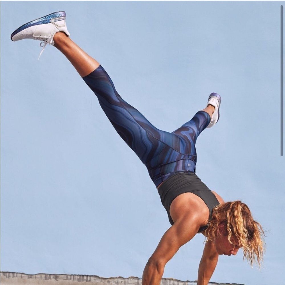 ATHLETA Accelerate Geode Blue Crop Size Small EUC $79
